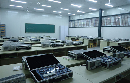 探秘解放军总参谋部信息化部直属工厂职业技术学校实训风采